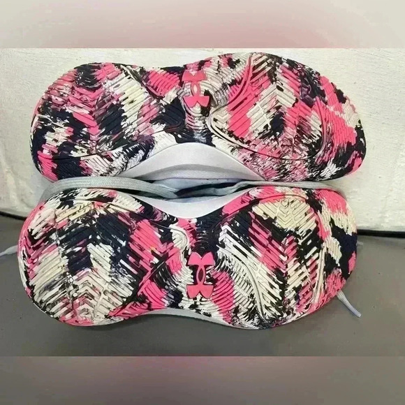 Youth girls Under Armour basketball shoes - Picture 6 of 7